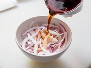 将醋倒在切好的红洋葱片上，15分钟内就可以快速腌制洋葱。