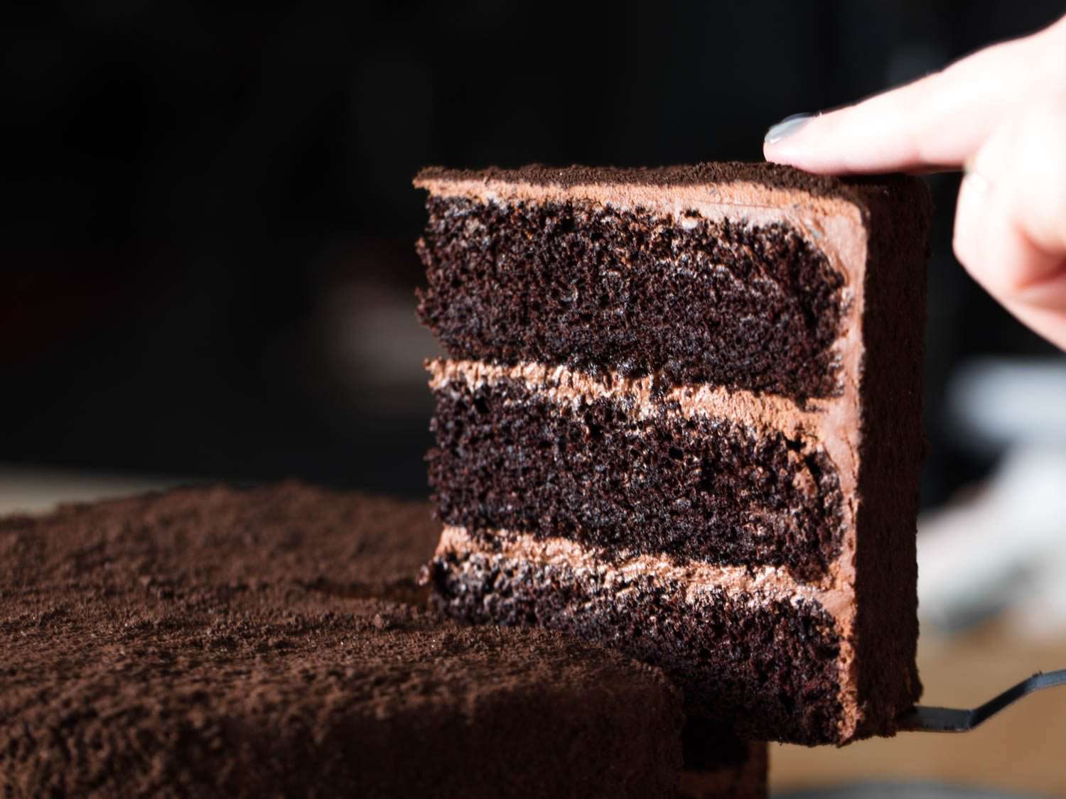 把三块巧克力蛋糕放在一块蛋糕里。