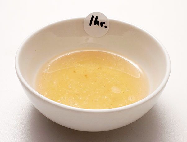 一小碗金黄色的猪肉汤，上面的标签写着“一小时”。