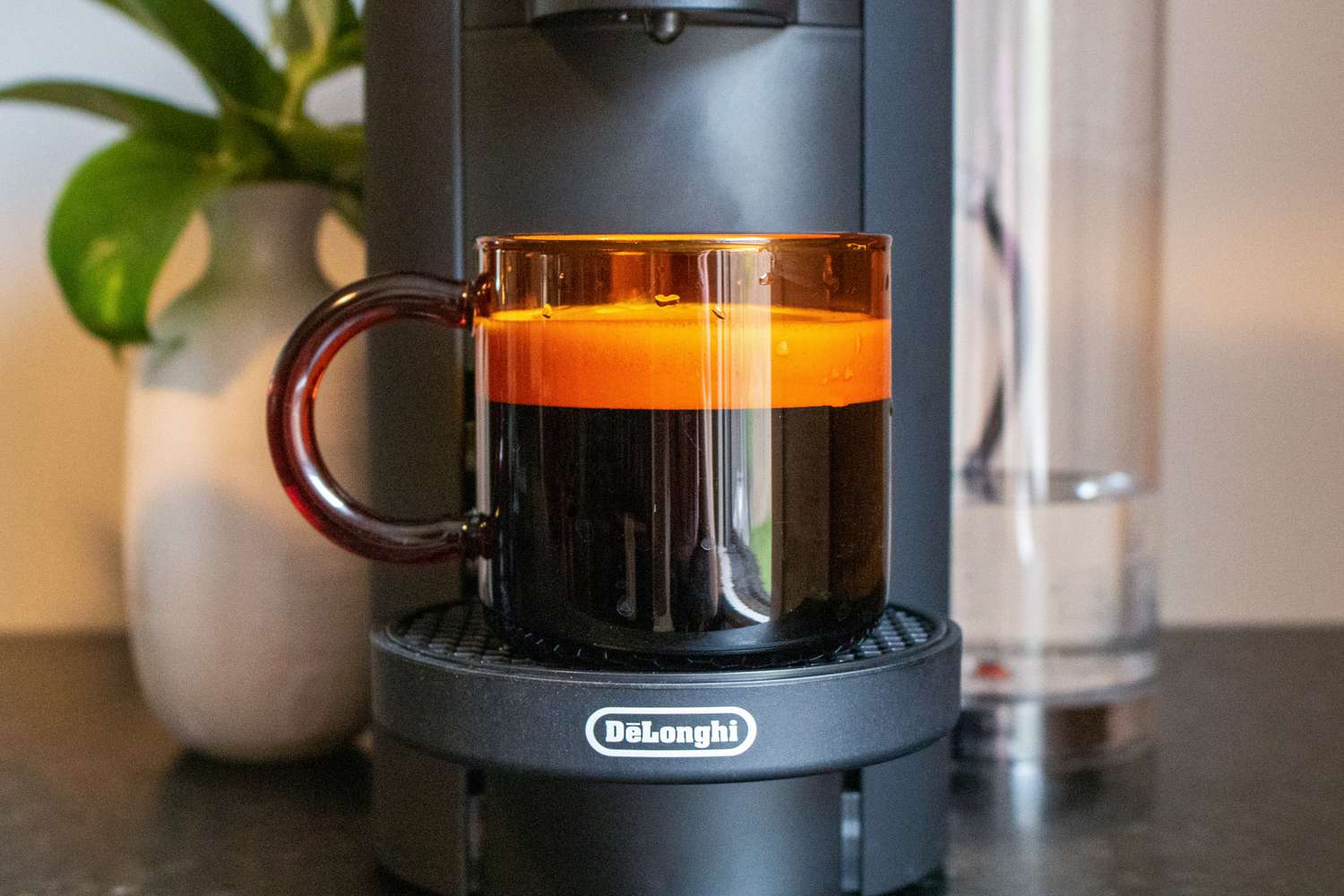 近距离观察用Nespresso煮的咖啡，上面有一层厚厚的奶油