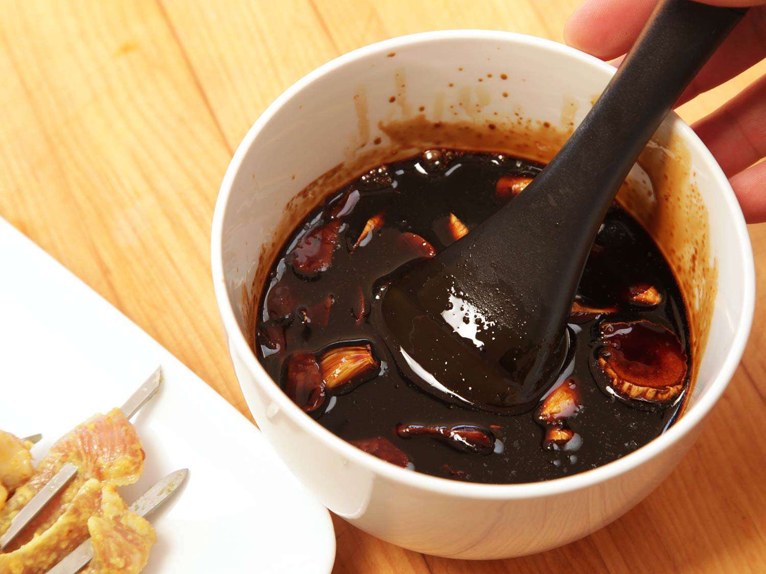 将香精和甜酱油放入小白碗中搅拌，制成酱油釉