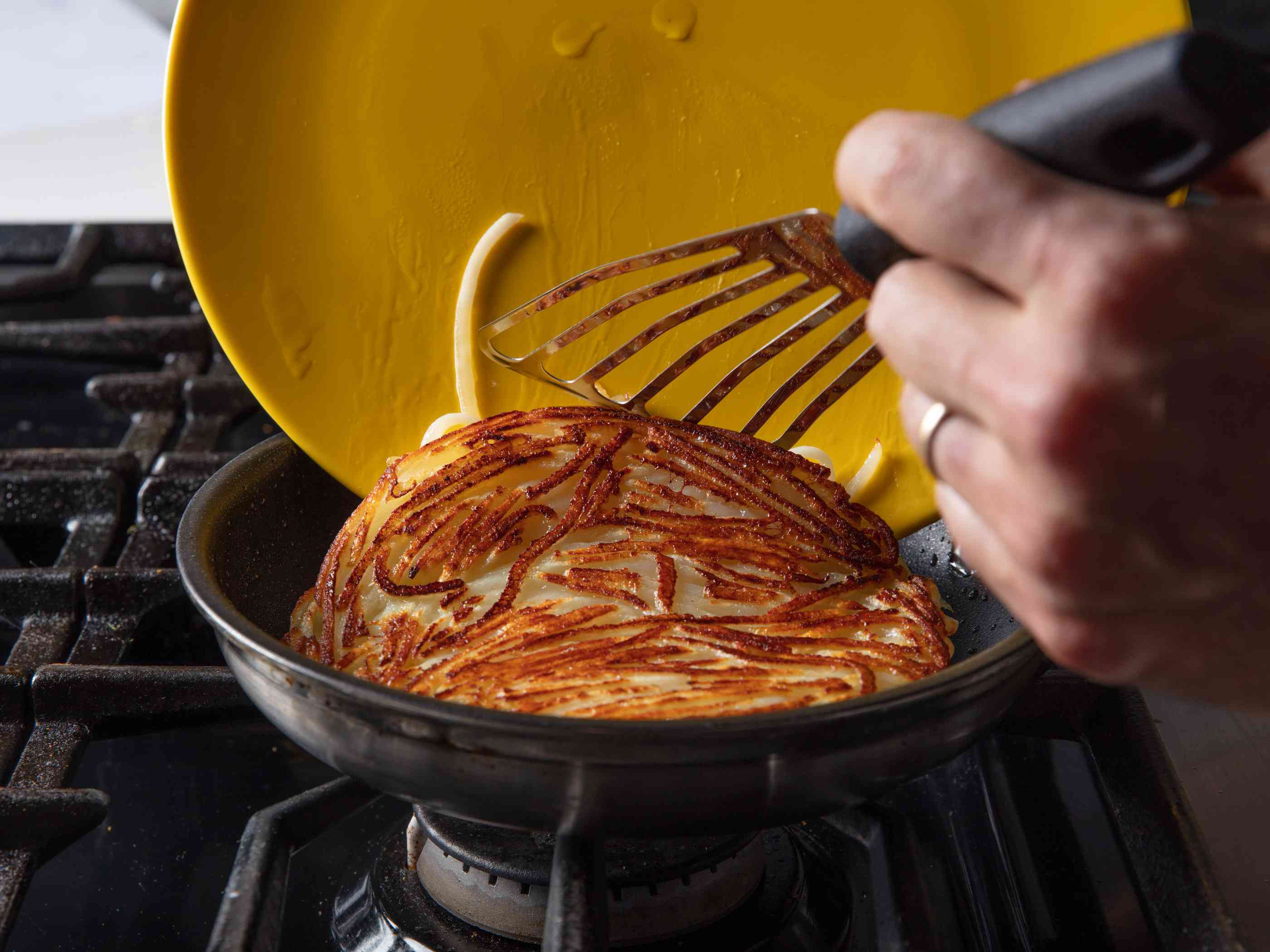把鲳鱼从盘子里滑回煎锅，使另一面变成褐色。