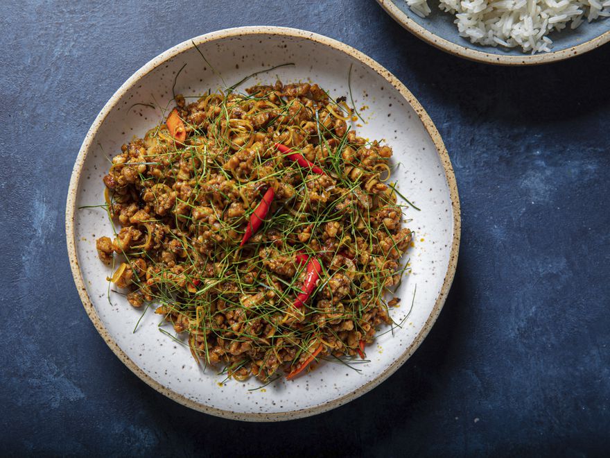 一盘Khua Kling Gai上面撒着细密的makrut lime叶片，呈现出相对干炒的口感。