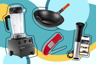 一个炒锅，搅拌器，温度计和真空烹调机在一个彩色的背景