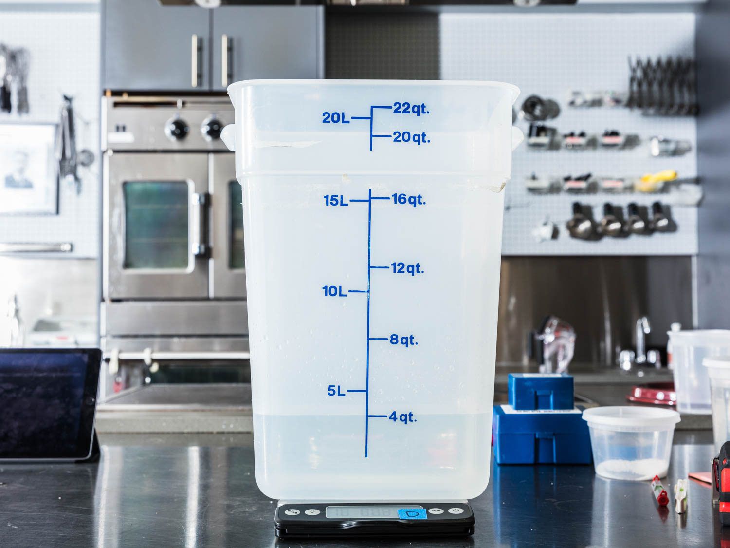 用数字厨房秤称水。
