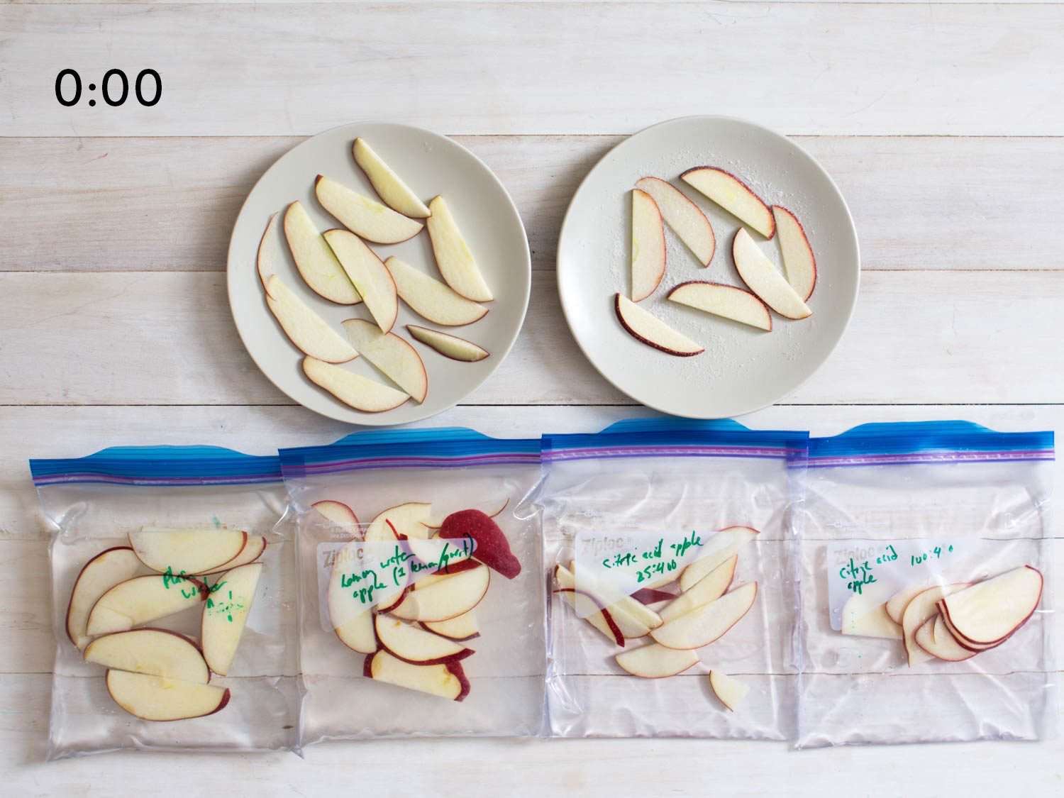 Comparison of bags of cut apples at 0 minutes and 0 seconds.