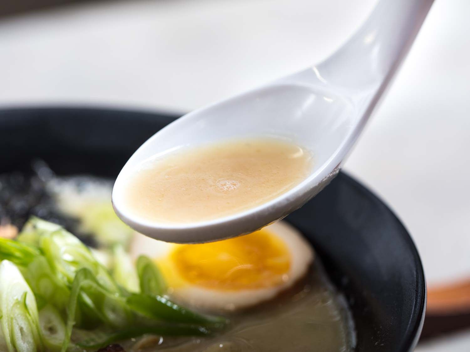 勺子从碗里舀出味噌汤
