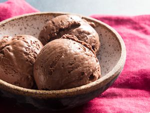 一碗巧克力免搅冰淇淋，用红毛巾包着。