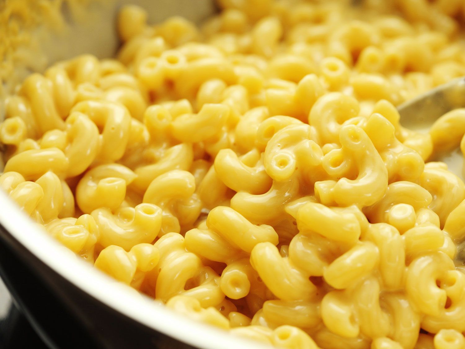 Close up of the finished mac and cheese in a pan