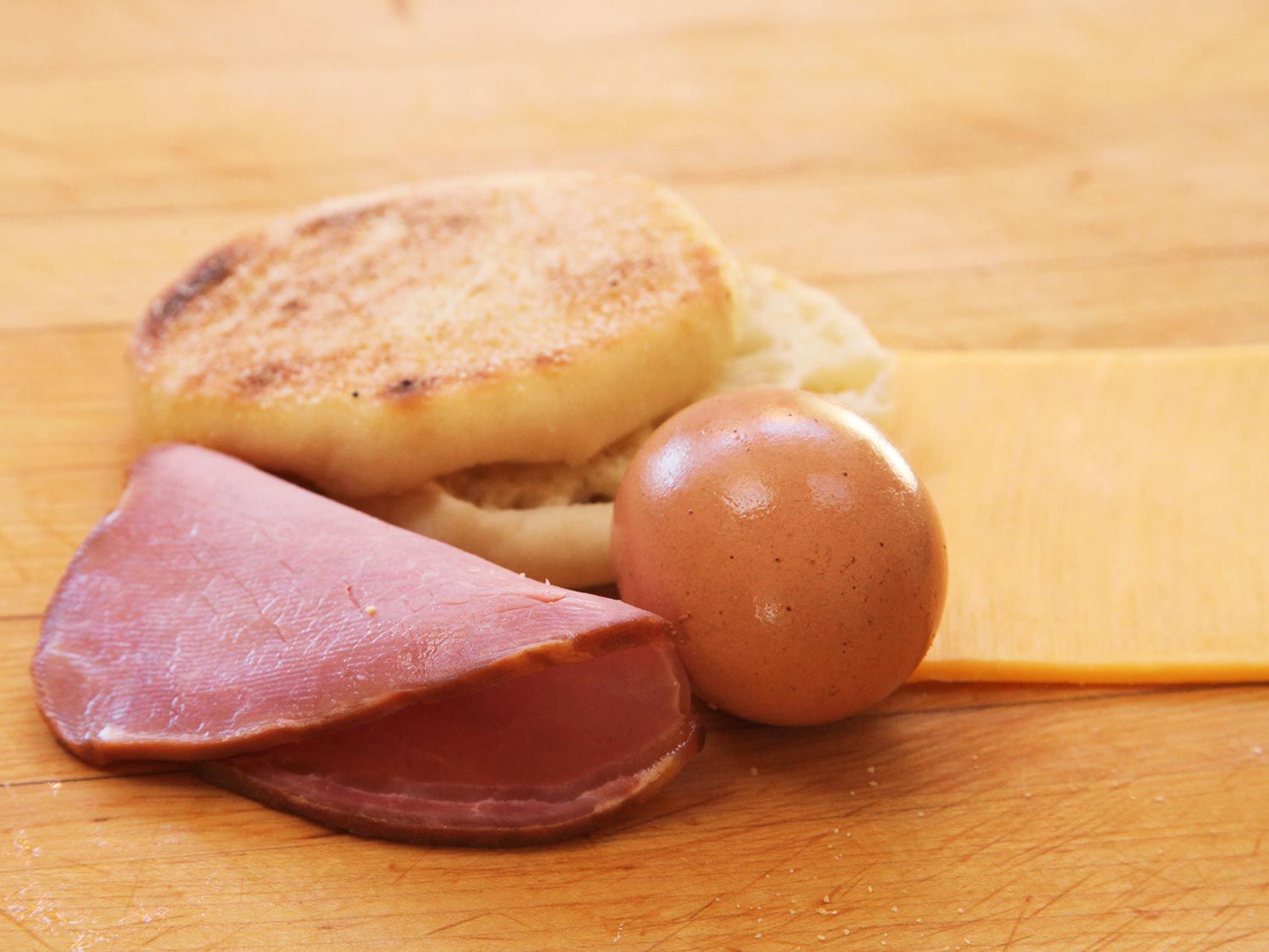 山寨蛋松饼的配料:一个英式松饼，加拿大培根华体会应用下载和一个鸡蛋
