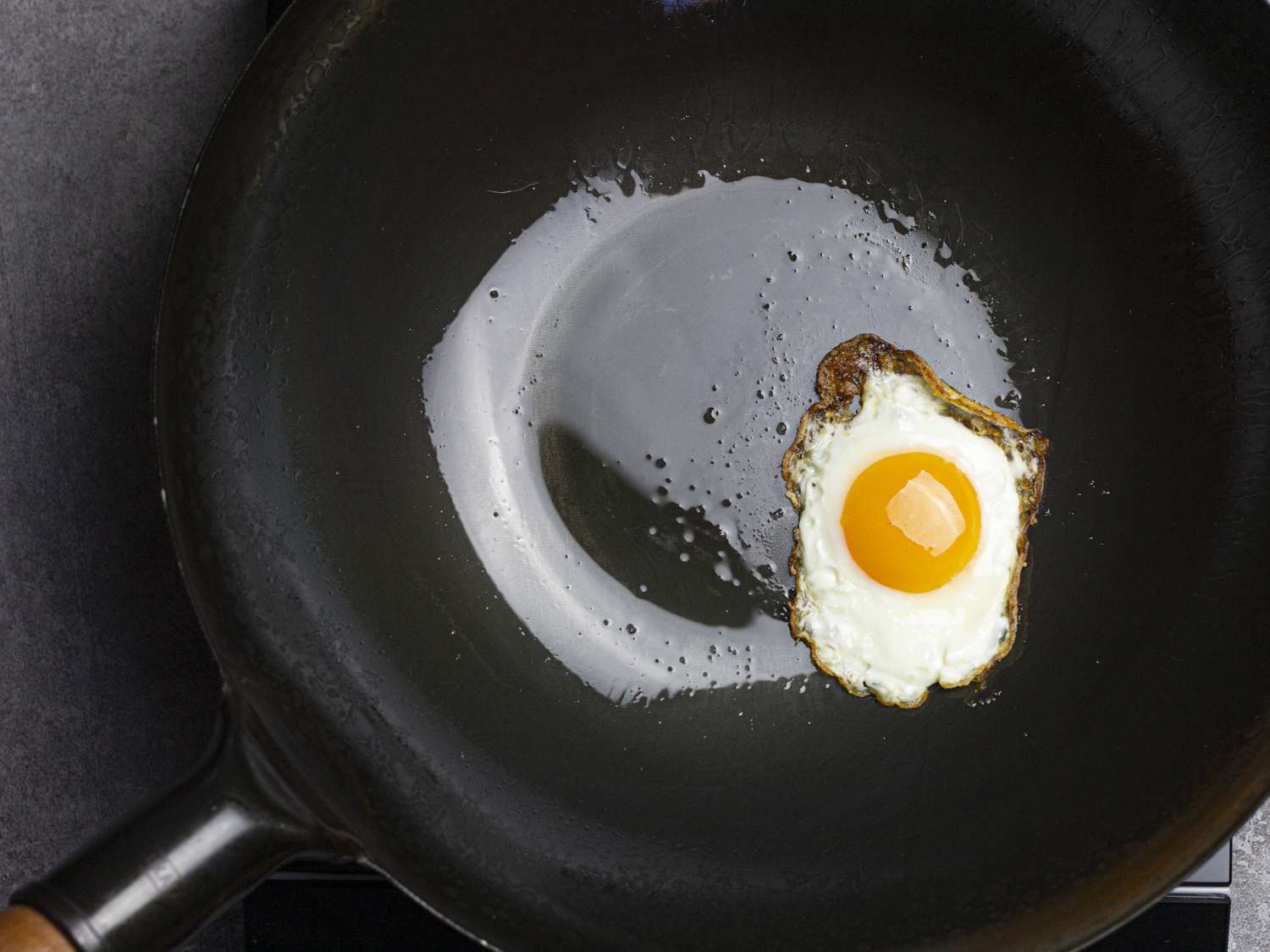 吉贺锅里的煎蛋。