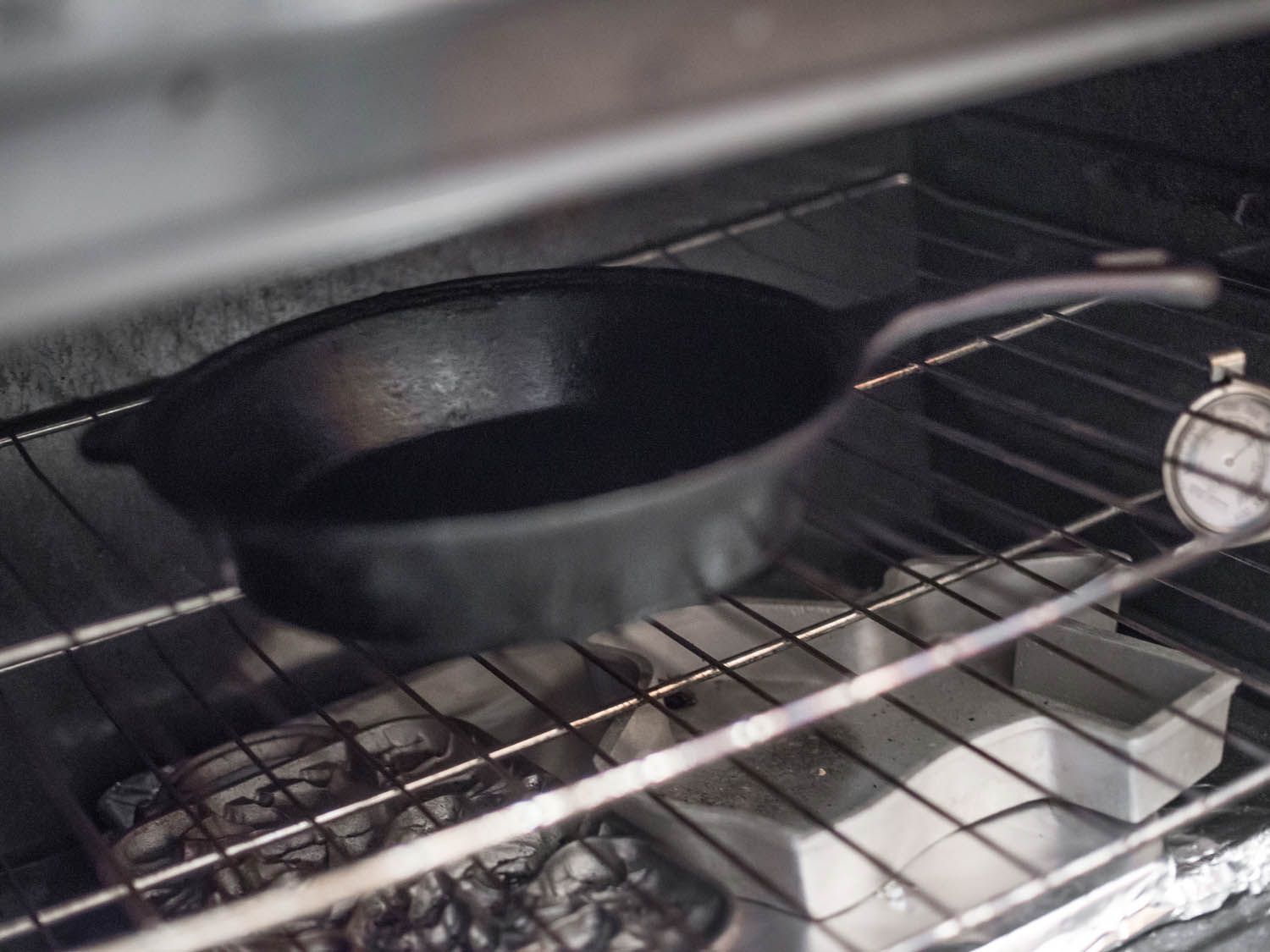 用热锅来烤烤箱。