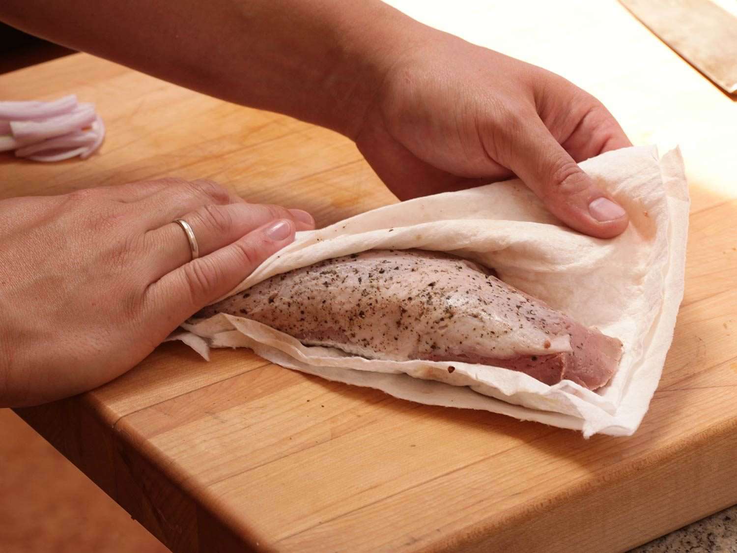 在烤前先拍干猪里脊肉。