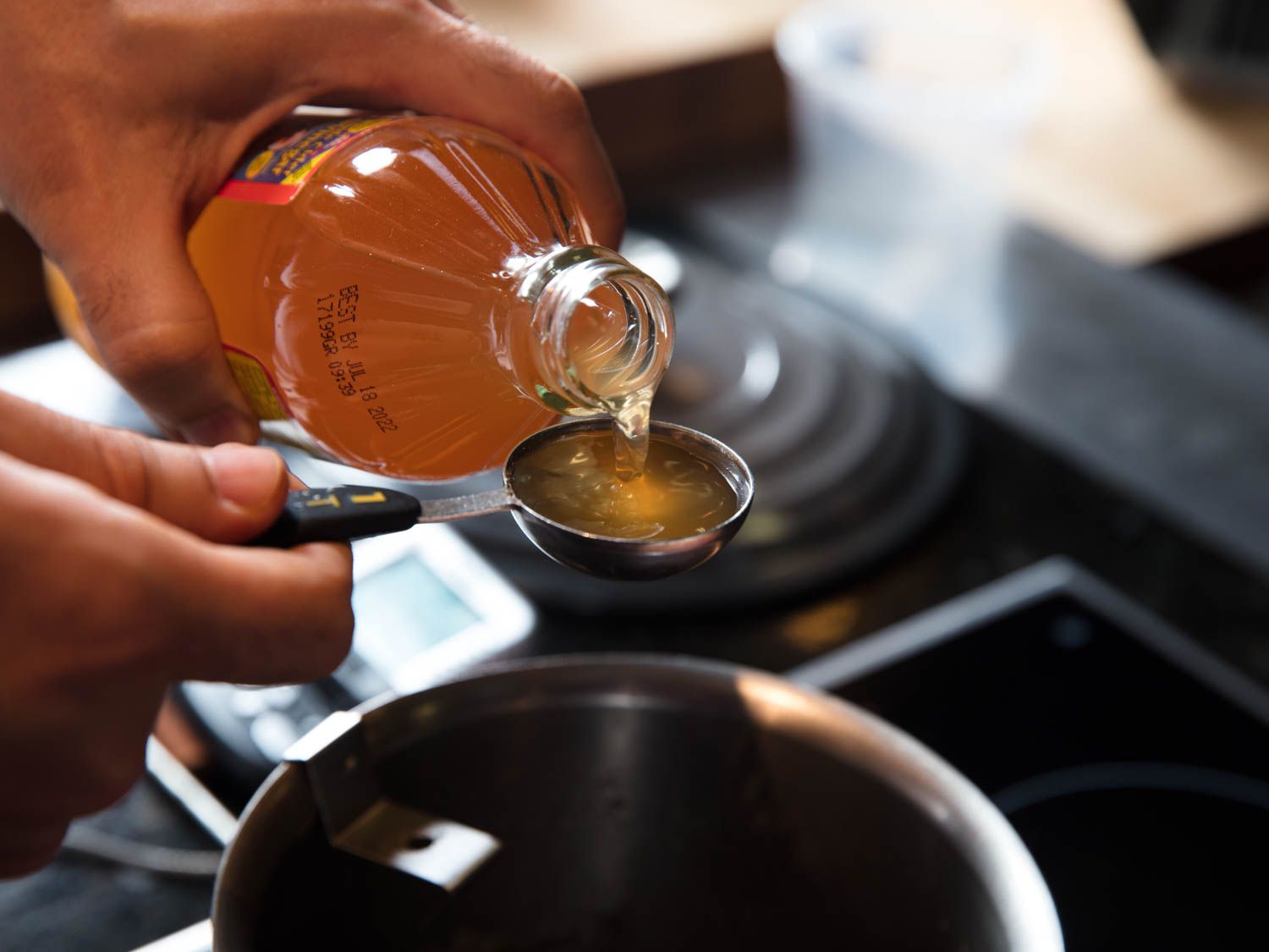 在平底锅上倒入一汤匙苹果醋，用来做蜜饯山药(红薯)。gydF4y2Ba