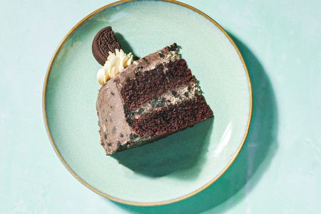 Slice of oreo cake on a green plate