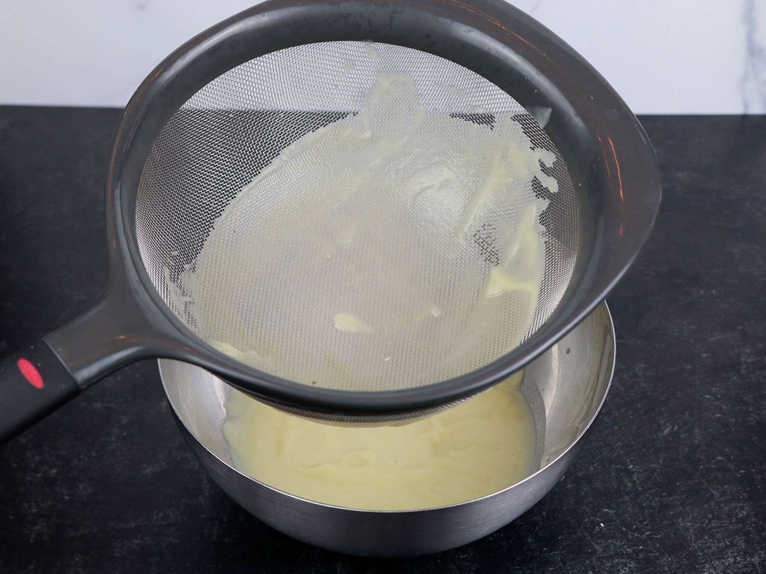 在滤网中搅成泥的汤，混合后留下的物质很少