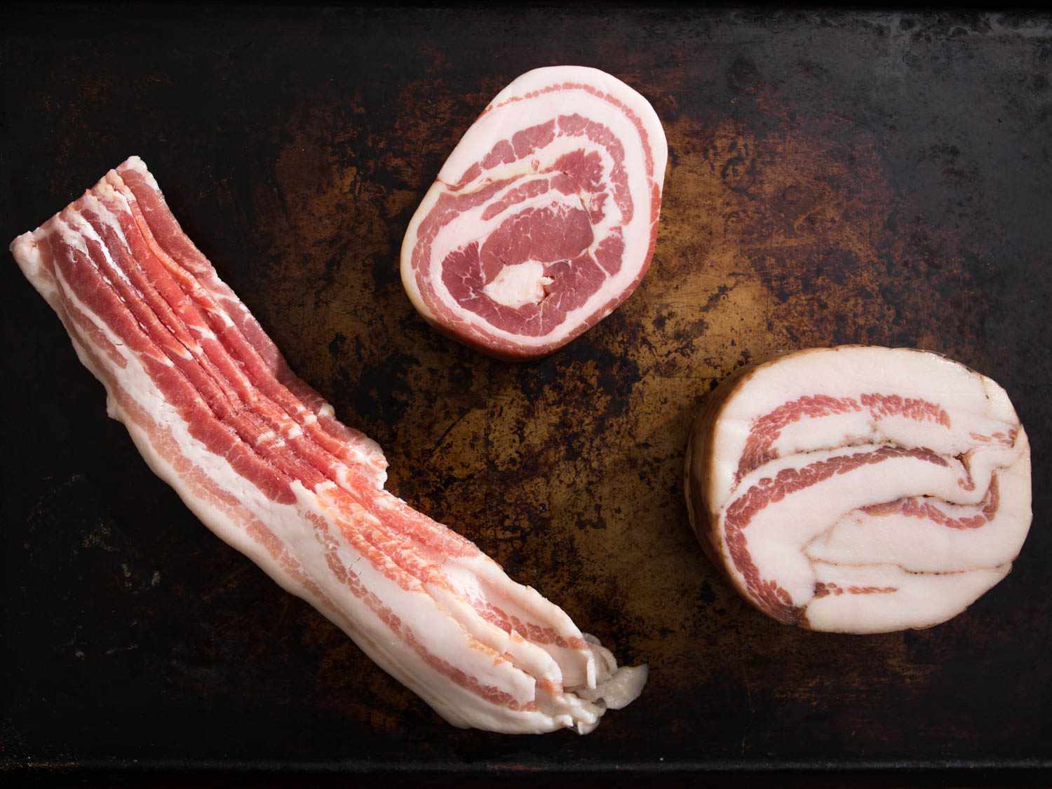 开销的培根片,顾anciale, and pancetta.