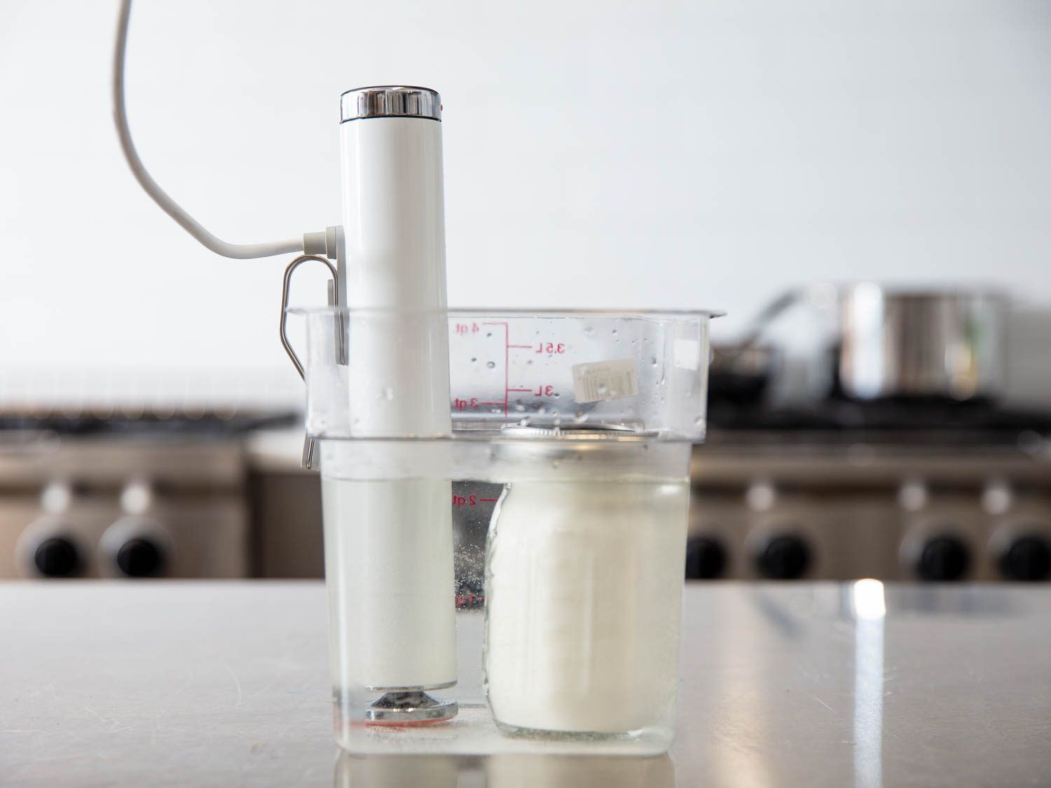 用浸入式循环器培养自制酸奶。