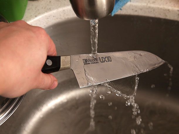 切鹅肝之前先用温水清洗一下刀。