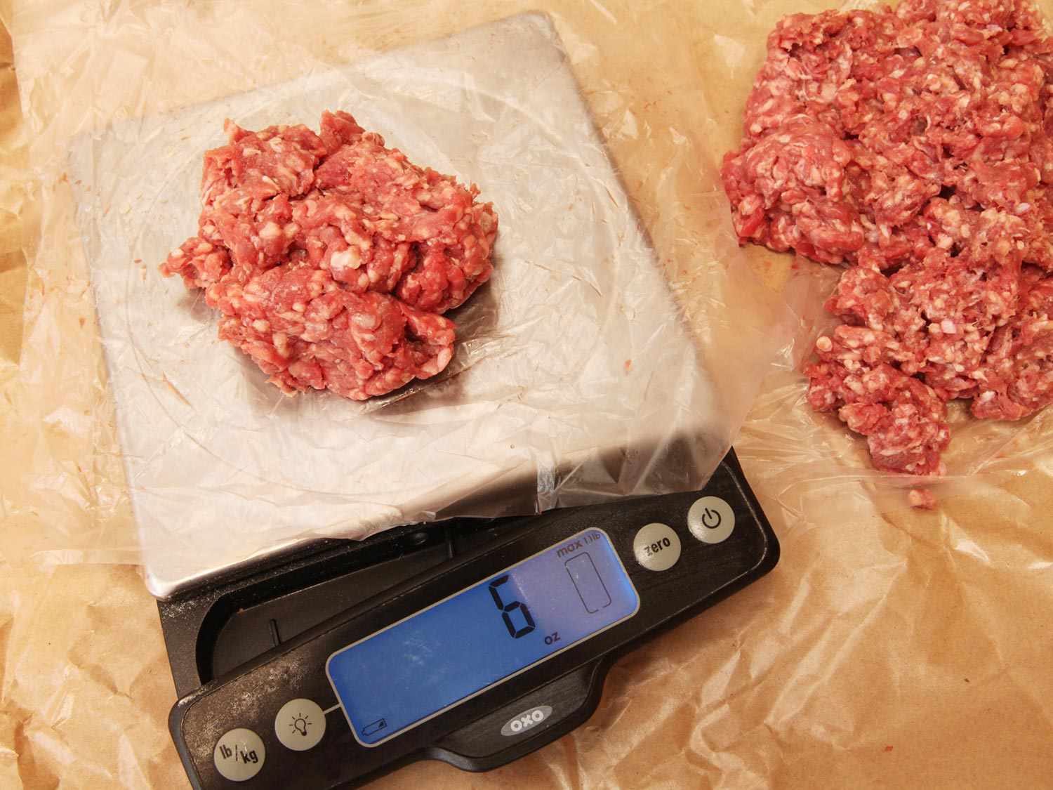 将绞碎的牛肉分成6盎司的肉饼，用真空烹调汉堡包的秤。gydF4y2Ba