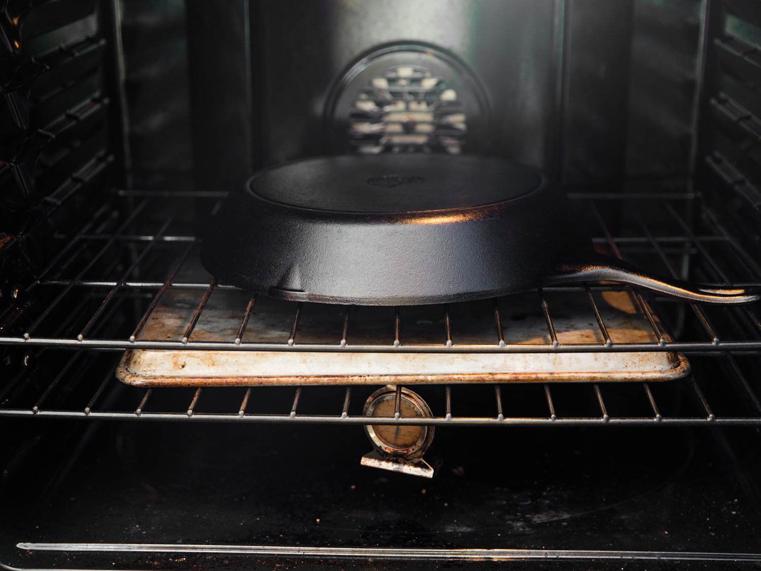 铁锅倒在烤箱里。