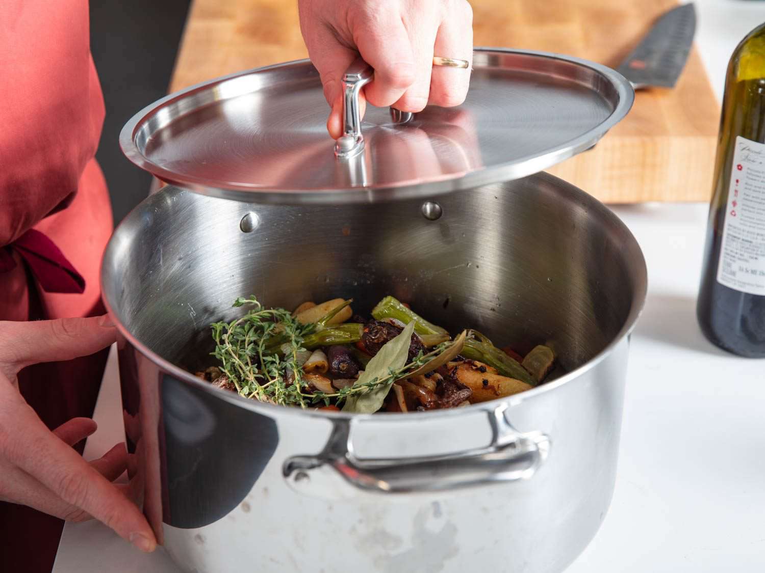 在汤锅上盖上锅盖，加入鸭高汤的所有原料，除了水。华体会应用下载汤锅可以冷藏，直到你准备做高汤，然后你所需要做的就是加水，在炉子上烹饪。