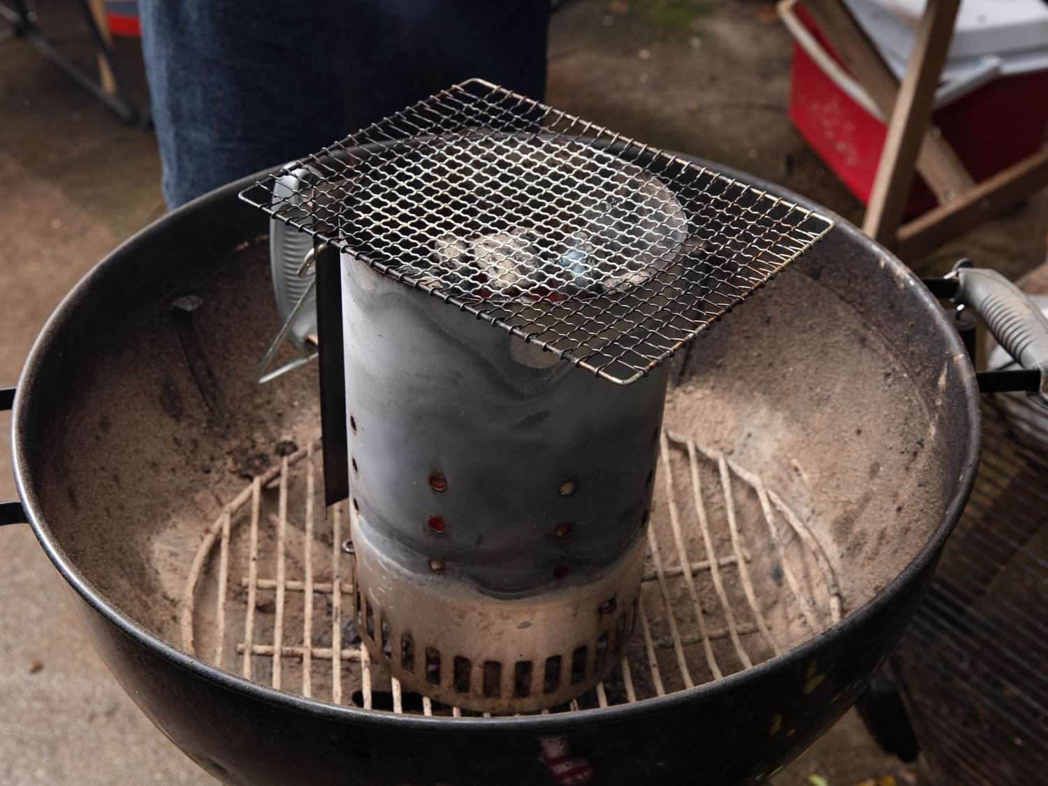 铁丝架:放在水壶烤架上装满煤的烟囱启动器上的铁丝架