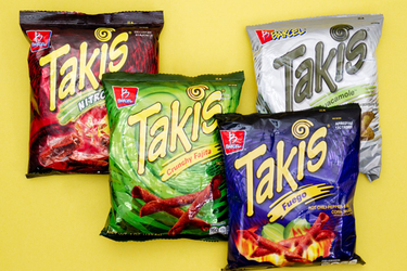 各式各样的袋装takis。