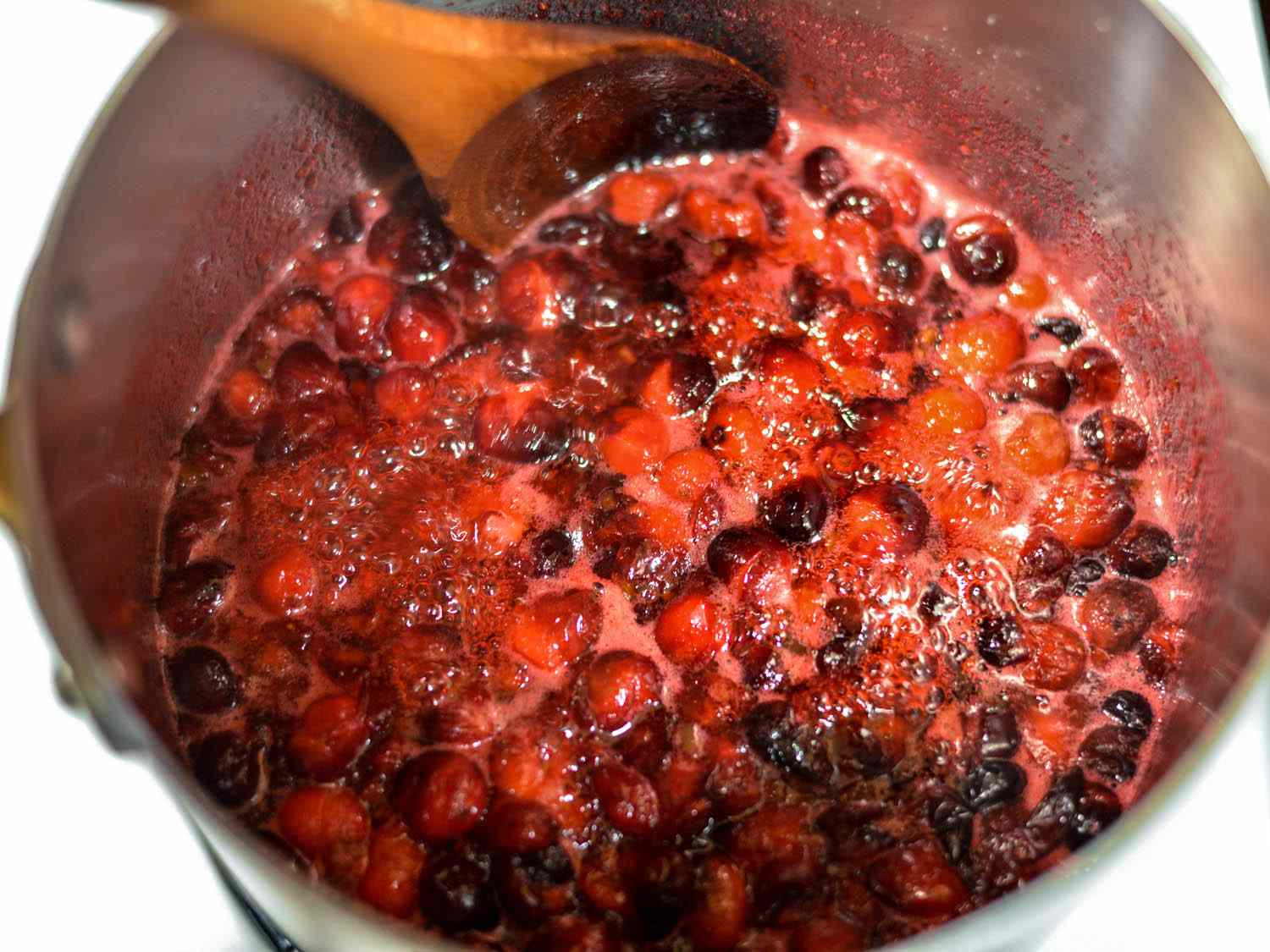 小红莓酱在平底锅里冒泡。