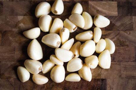Overhead photo of peeled garlic.