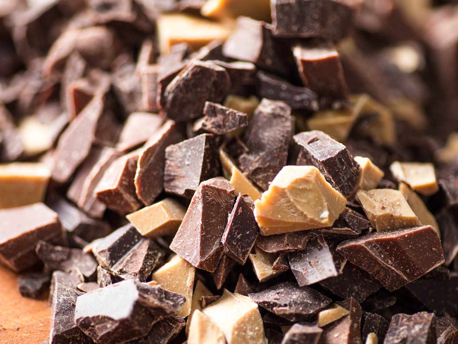 巧克力块一堆粗略切碎的巧克力，包括黑巧克力、牛奶巧克力和白巧克力gydF4y2Ba