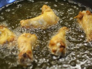 20100117 chickenwingsfrying.jpg