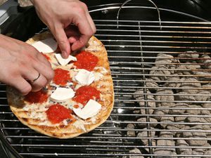 20100527-grilled-pizza-primary.jpg
