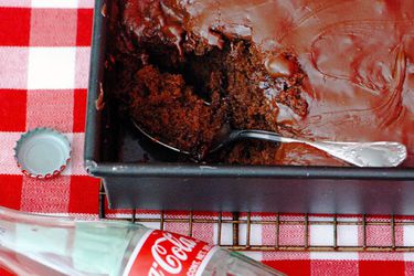 20120410-127677-LTE-Coca-Cola-Cake-PRIMARY.jpg