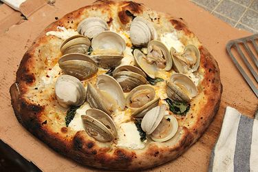 20130527-clam-pizza-1.jpg