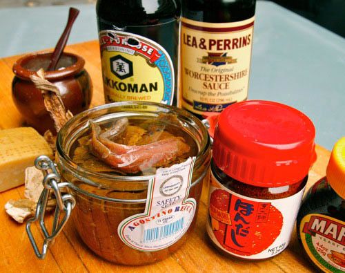 一罐一罐的凤尾鱼、日本酱油、马麦酱、味精、酱油和伍斯特沙司，还有一大块帕尔马干酪。