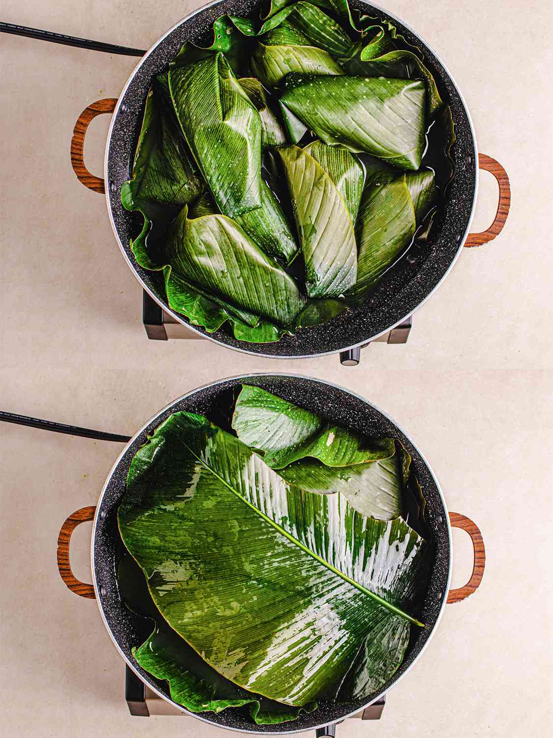 两张图片拼贴的moin moin在被叶子覆盖之前和之后在一个锅的俯视图