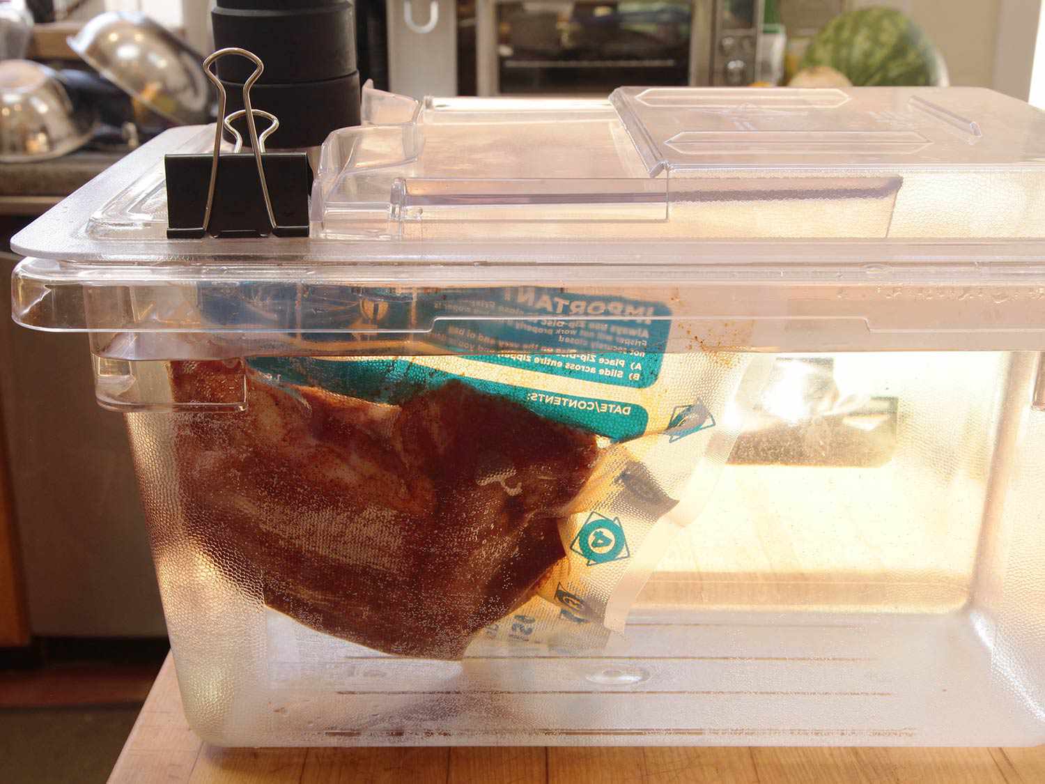 猪肩肉装在一个透明盖的塑料容器里，加水和真空循环器gydF4y2Ba