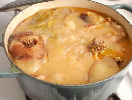 一锅乳白色，不透明的高汤在炉子上沸腾。