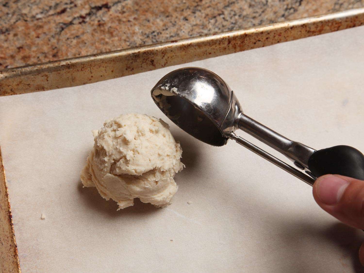 用冰淇淋勺将饼干面团舀到烤盘上
