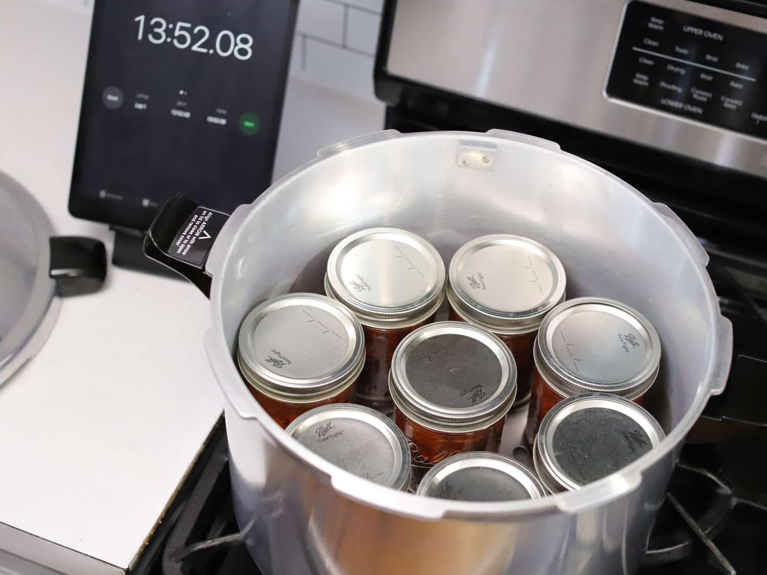炉灶上的压力罐里装着番茄酱罐
