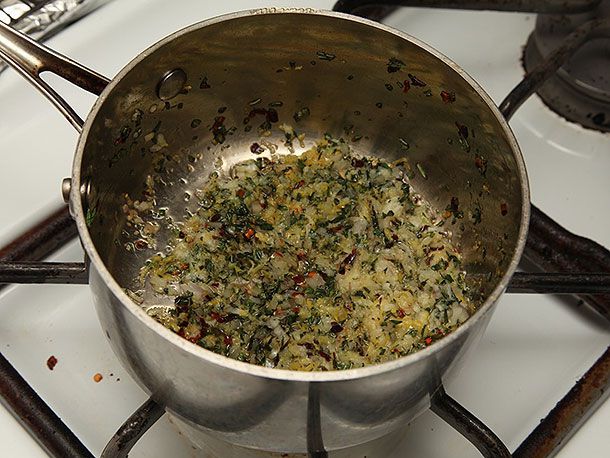 将大蒜、红葱头、柠檬皮和迷迭香放入炖锅中煮熟，作为烤去骨羊腿的内层。