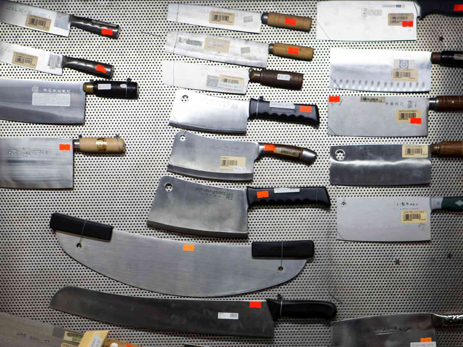 金属钉板上的各种打折刀具。
