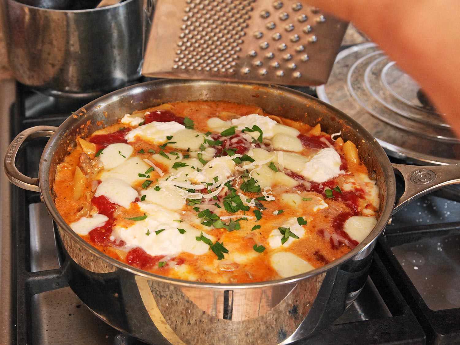 一个装满番茄酱和奶酪的意大利面的煎锅。