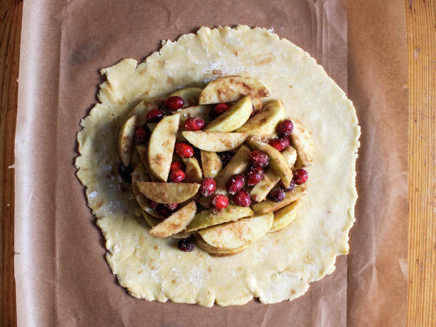 20141103-Rustic-Apple-Cranberry-Pie-fruit-piled-on-dough-Yvonne-Ruperti.jpg