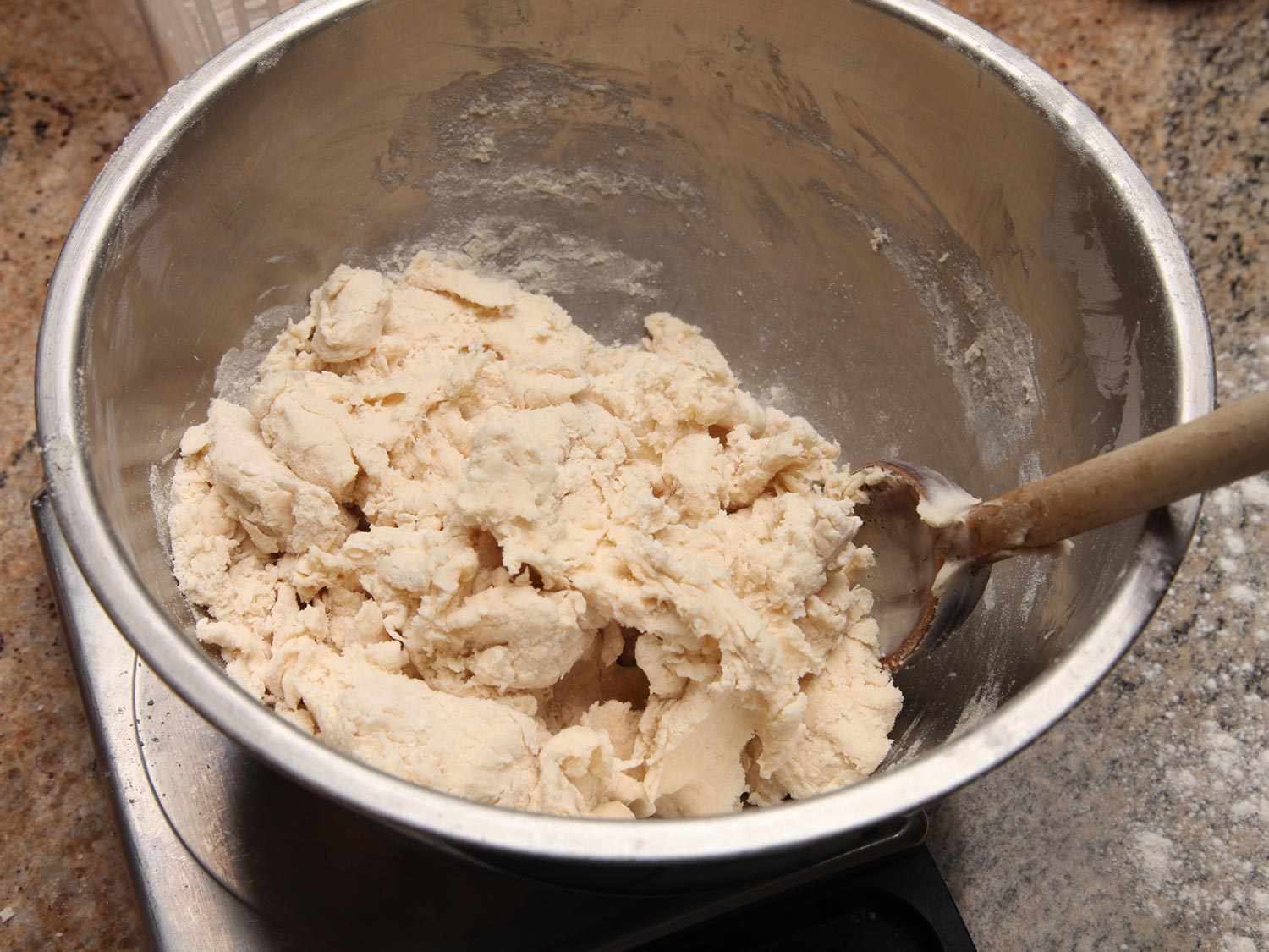 在搅拌碗中制作两种配料饼干的蓬松面团