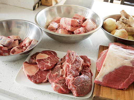 在你的牛肉上，牛肉，肉，肉，左撇子，左撇子，大腿。还有一杯豌豆和洋葱。