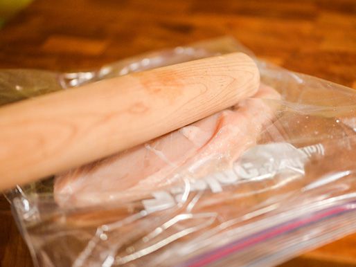 用擀面杖将鸡胸肉放在可重复密封的塑料袋中擀平gydF4y2Ba