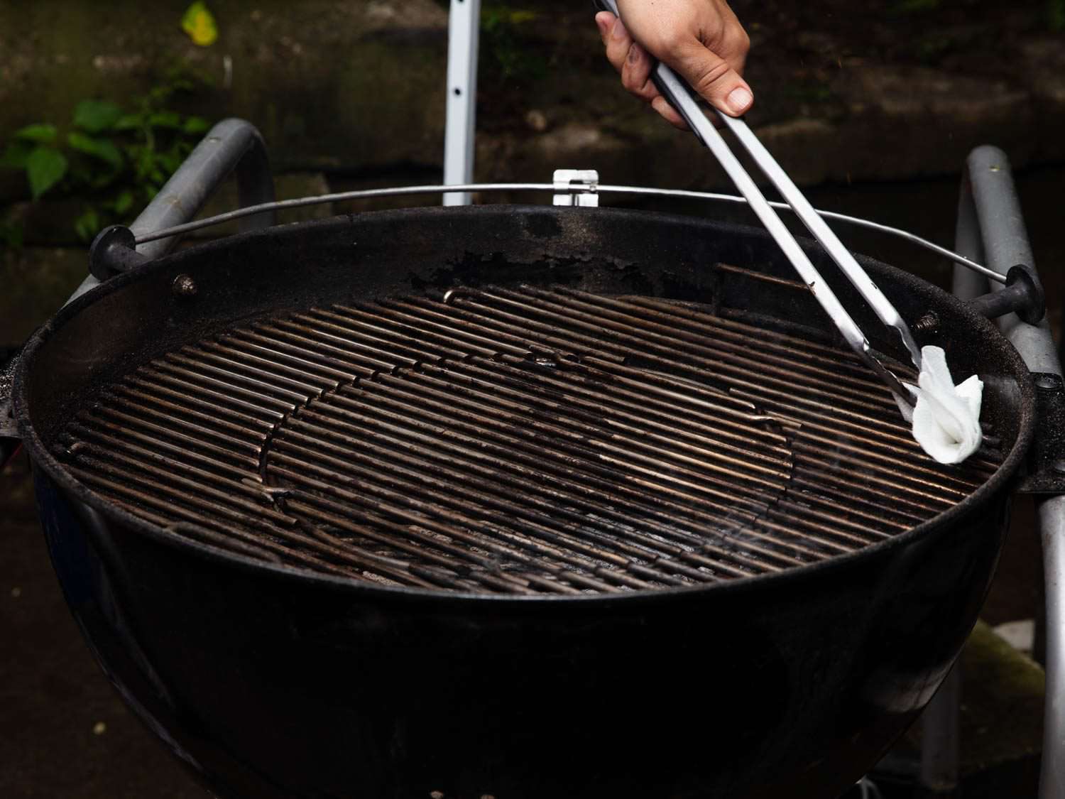 清洁并给预热好的烤架格栅上油:这是任何烧烤食谱必不可少的步骤，尤其是鱼