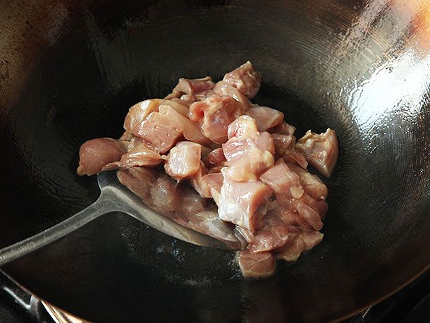 用炒锅翻炒腌制好的鸡肉做宫保鸡丁。gydF4y2Ba